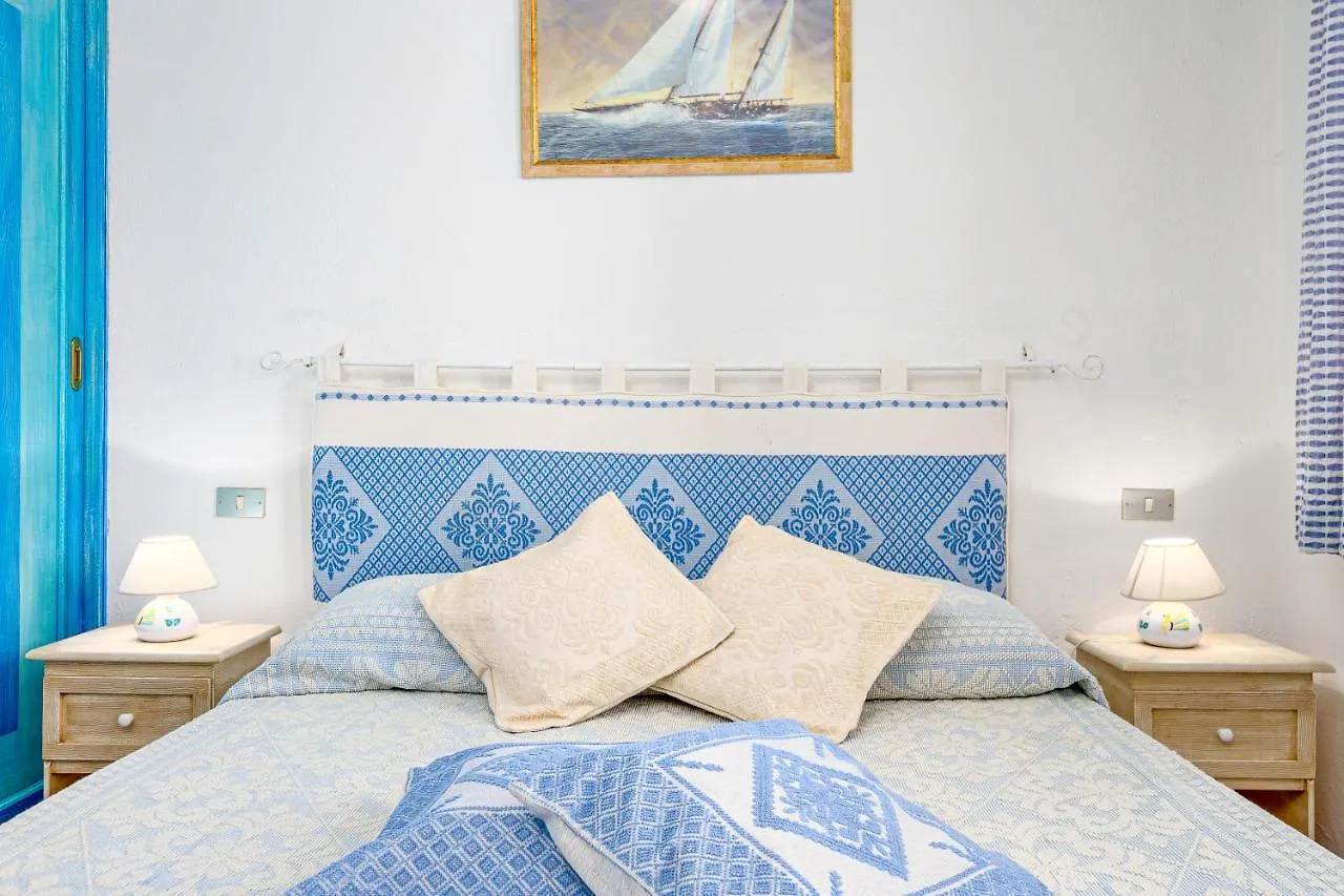 Blue House Laconia Cannigione 0*,